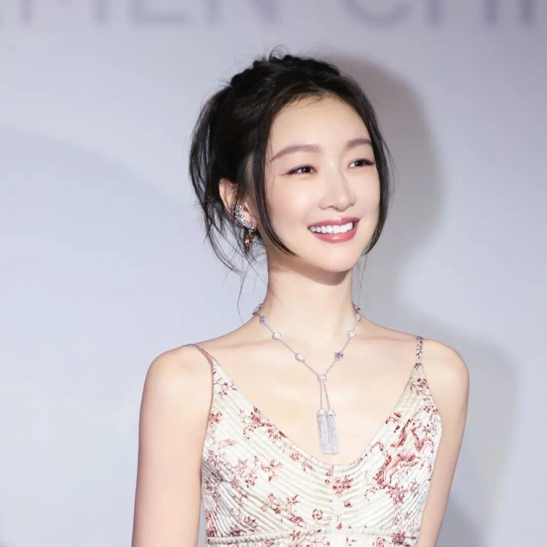 周冬雨到底动了哪里竟然美成这样?