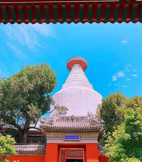 妙应寺白塔是北京年代最早,建筑规模最大的覆钵式塔.