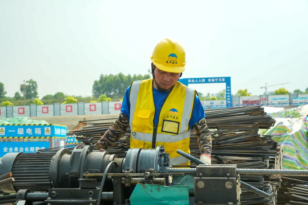 眼下已进入夏季，随着天气变热，施工方及时调整施工方案，采取“三班倒