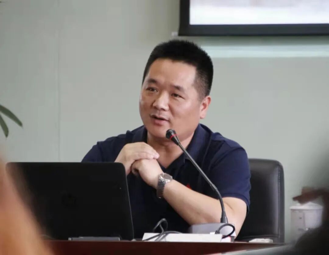 邹黎明1974年出生,浙江省特级教师,浙江省教坛新秀,温州市名师,浙江省