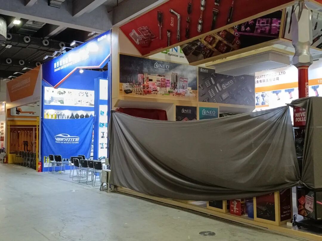 广交会现场采购商络绎不绝，展位洽谈场景