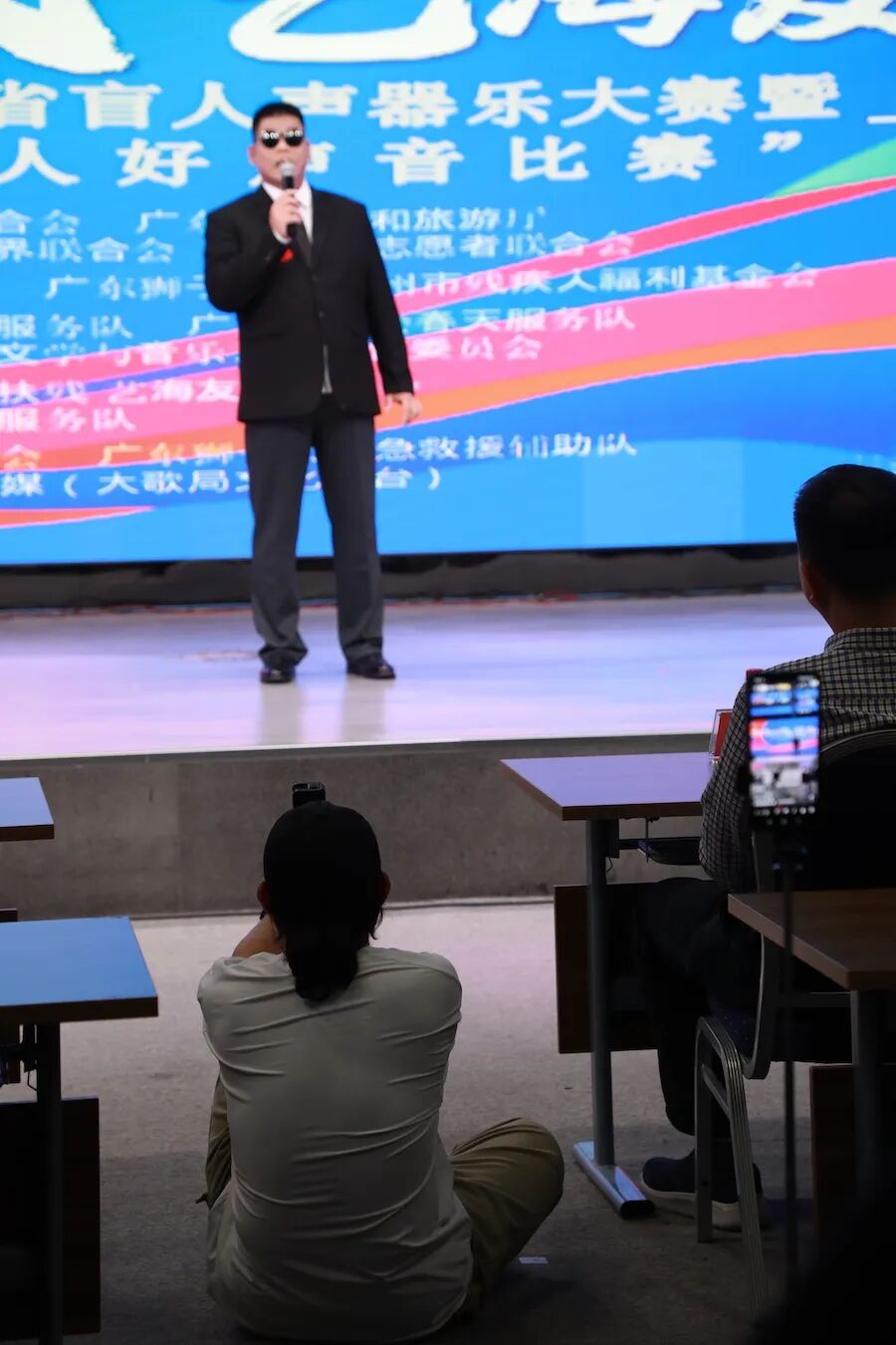 观众在记录选手比赛