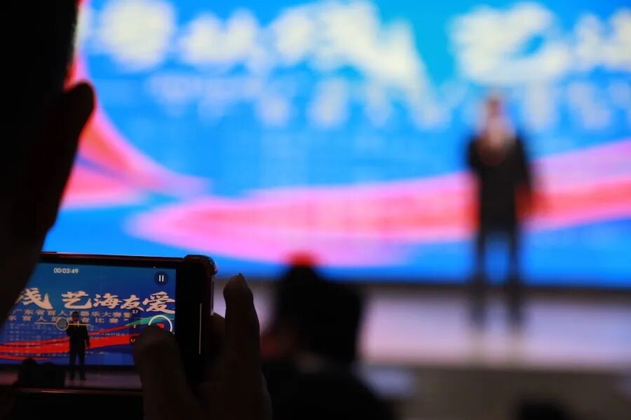 视障观众靠听来录制选手比赛的视频