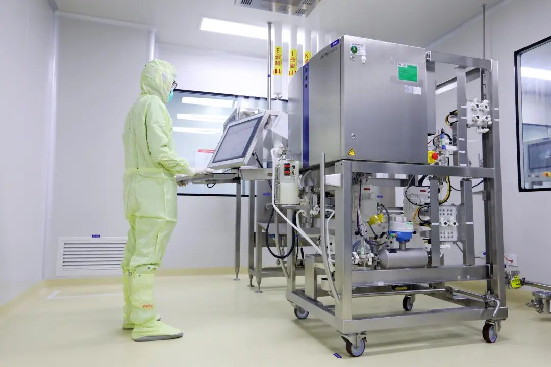 在石药明复乐生产车间的层析间内，下游纯化操作员正在操作层析系统。受访者供图