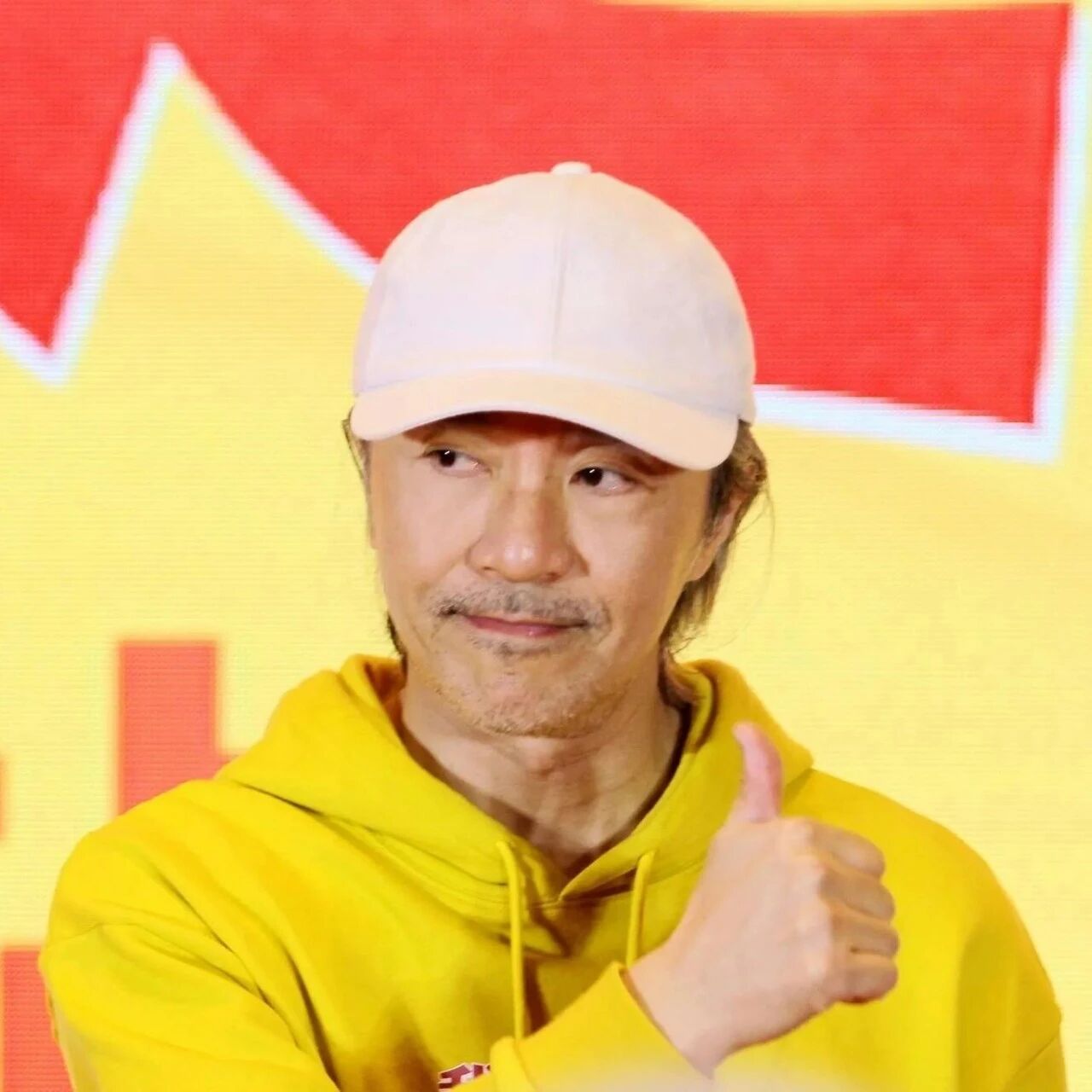 刘嘉玲晒与周星驰合影,穿《少林女足》球衣,再现“煮面梗”