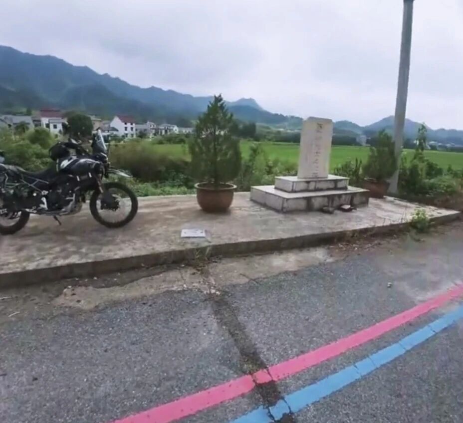 摩友误停烈士纪念碑平台，察觉失礼后一番举动打动网友