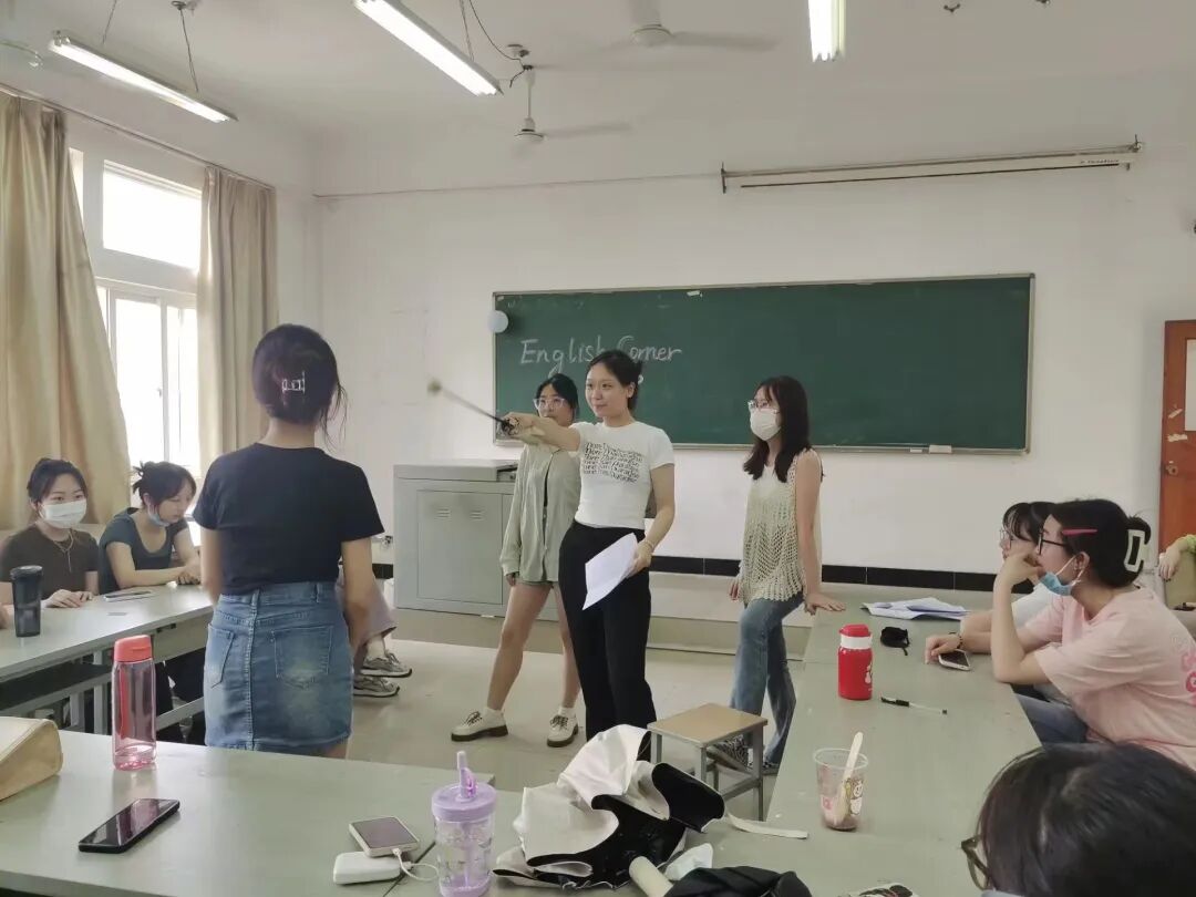 四眼观众灯英文_观众的英文_中国观众与美国观众