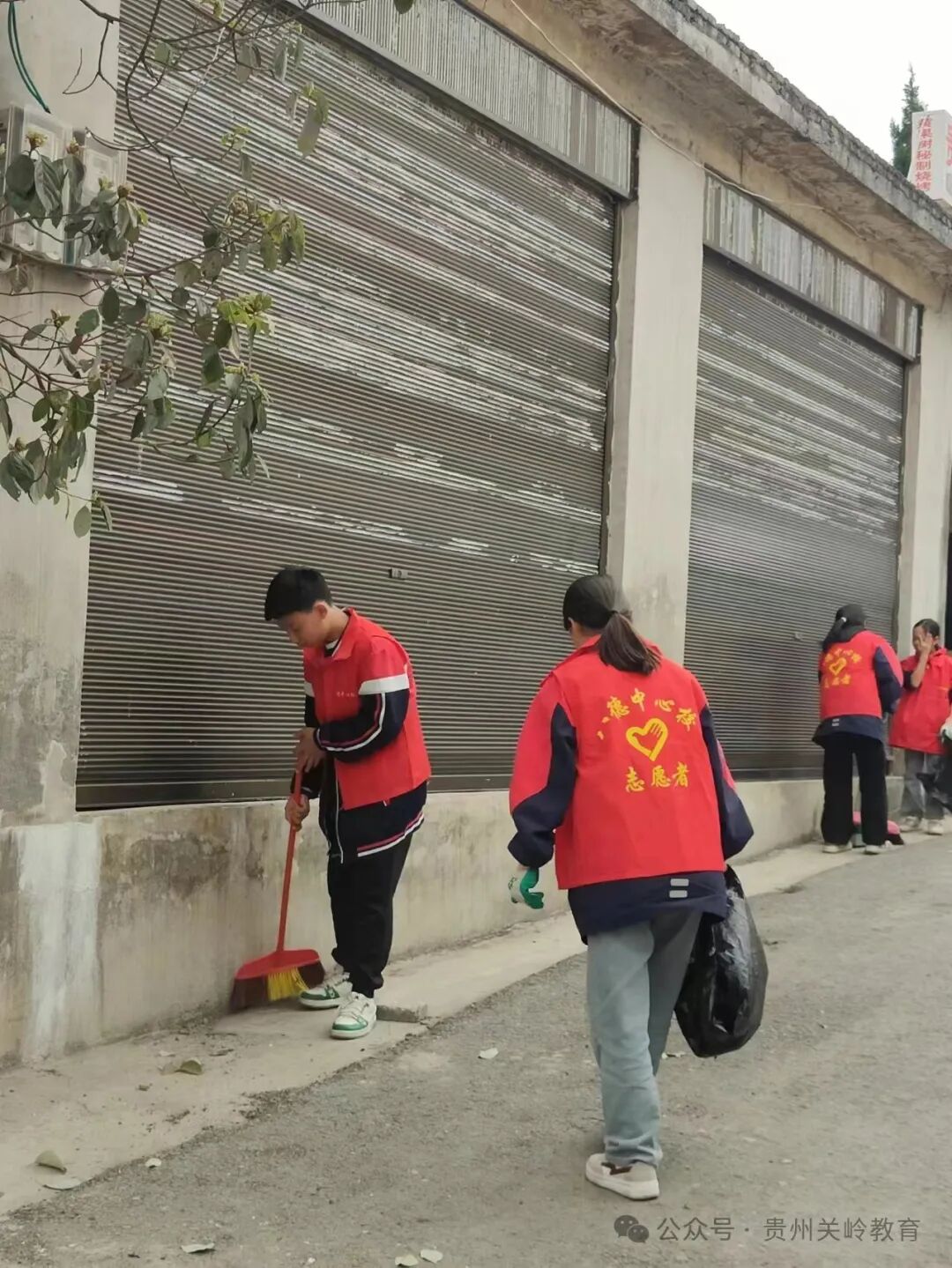 关岭教育系统学雷锋活动月红马甲持续开展志愿服务