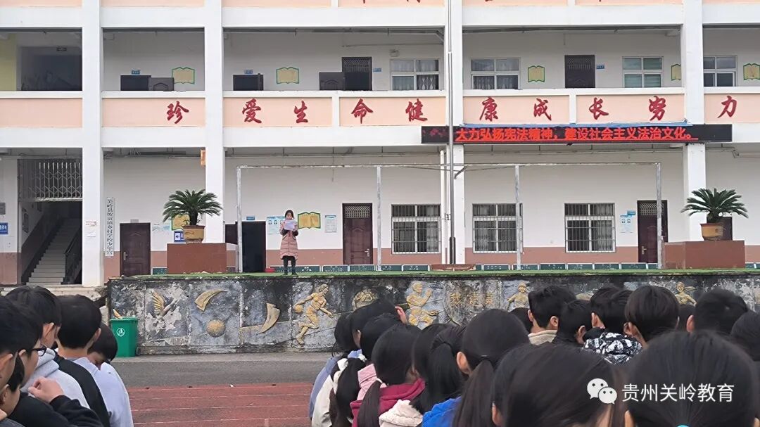 坡贡镇中心学校68 关岭寄宿制中学副校长朱波说:"作为学校管理者,在