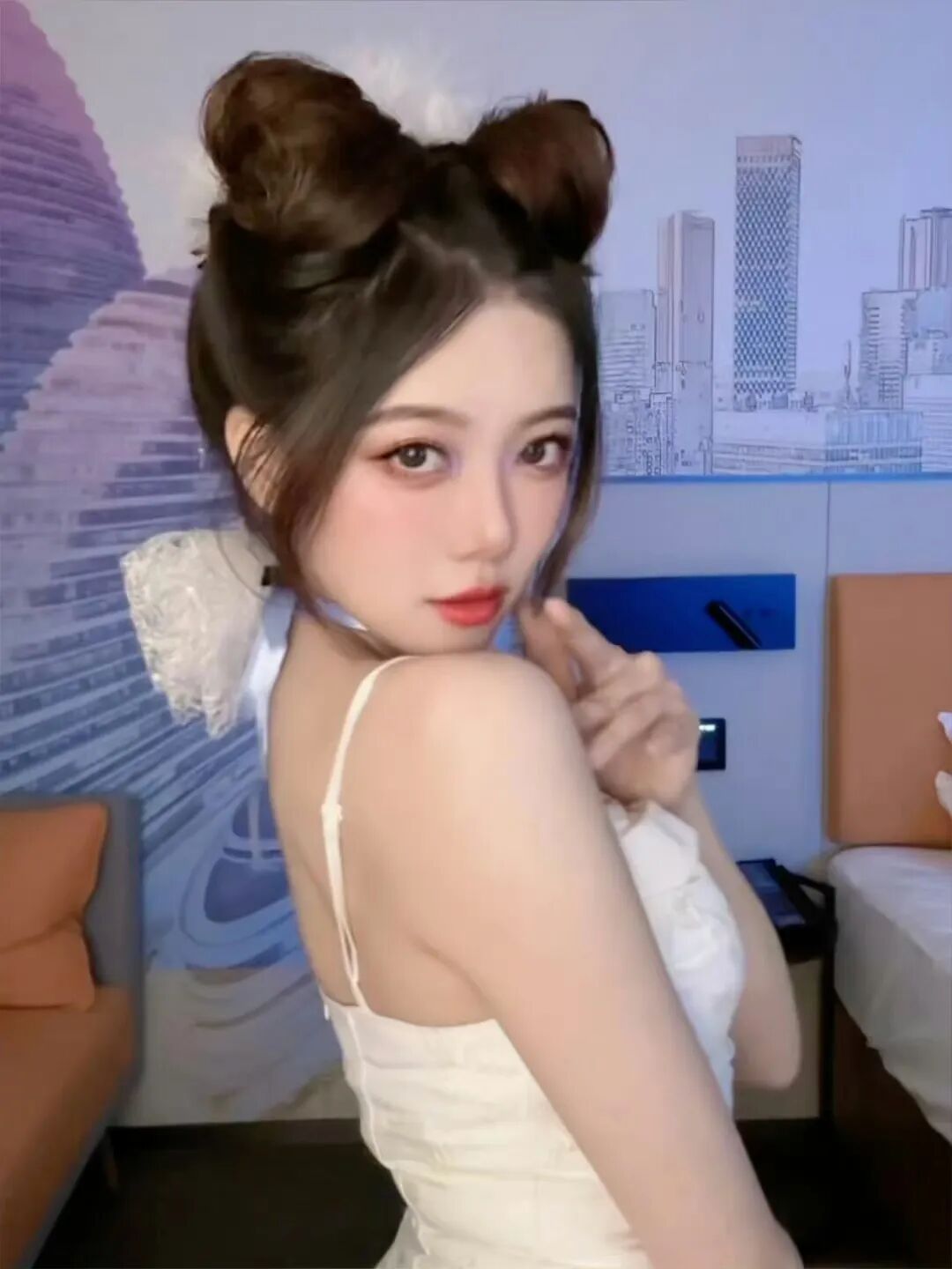 骆歆联合树奈奈身穿中华娘穿搭出镜小伞直播间真情侣就是甜