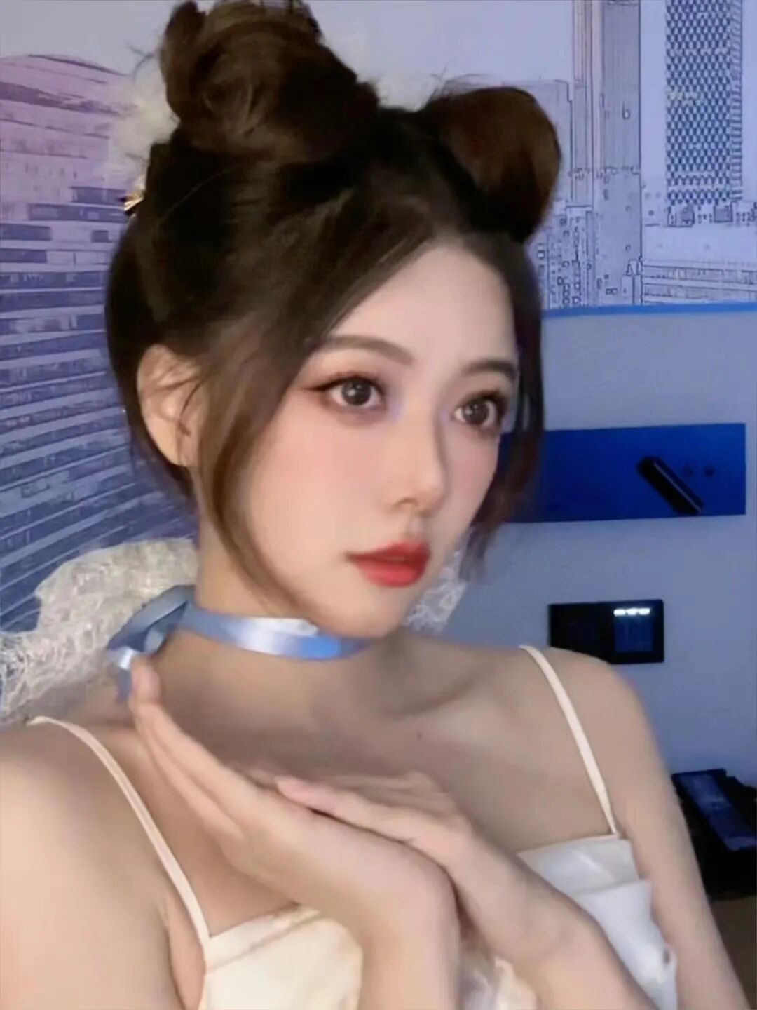 骆歆联合树奈奈身穿中华娘穿搭出镜小伞直播间真情侣就是甜