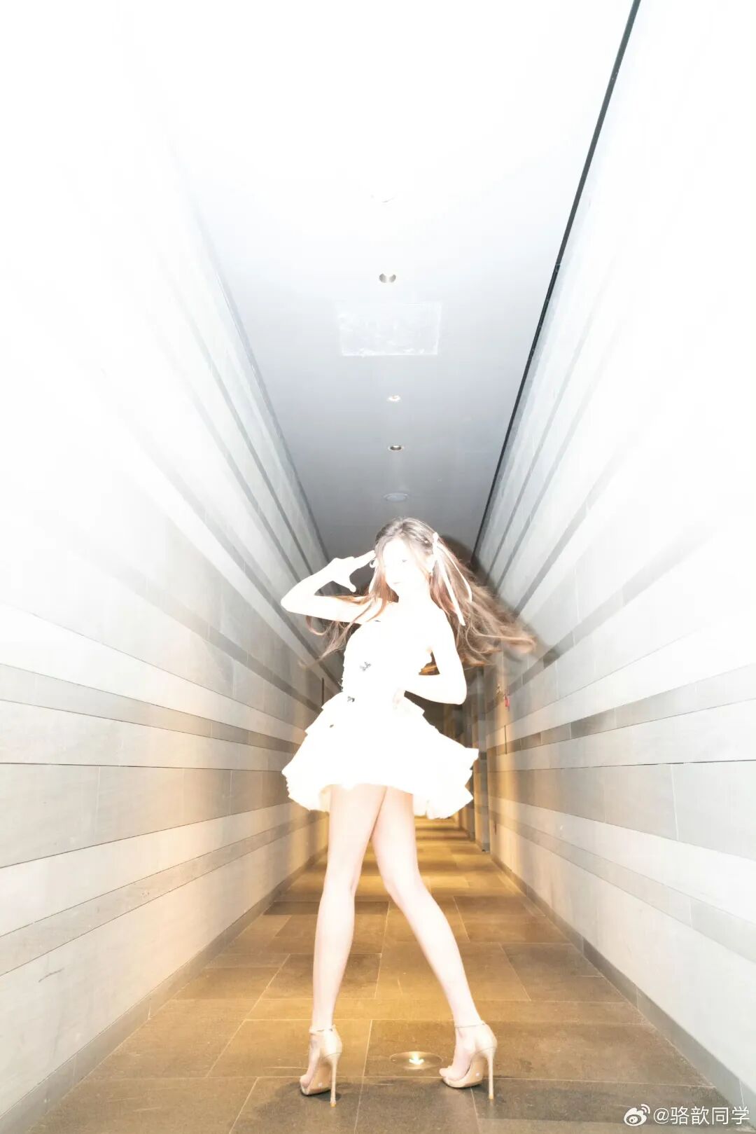 骆歆身穿镂空真丝裙 好身材展露无遗,网友:这背不拔火罐可惜了