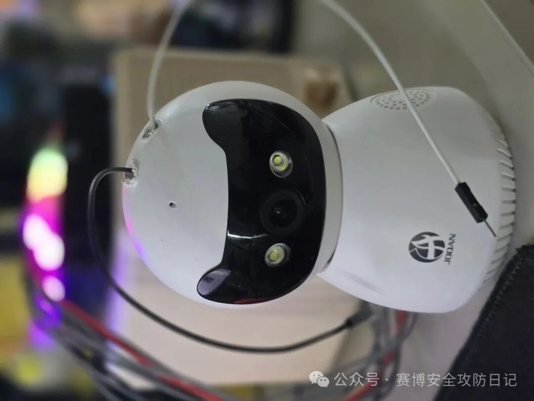 仍焊着 UART 的摄像头