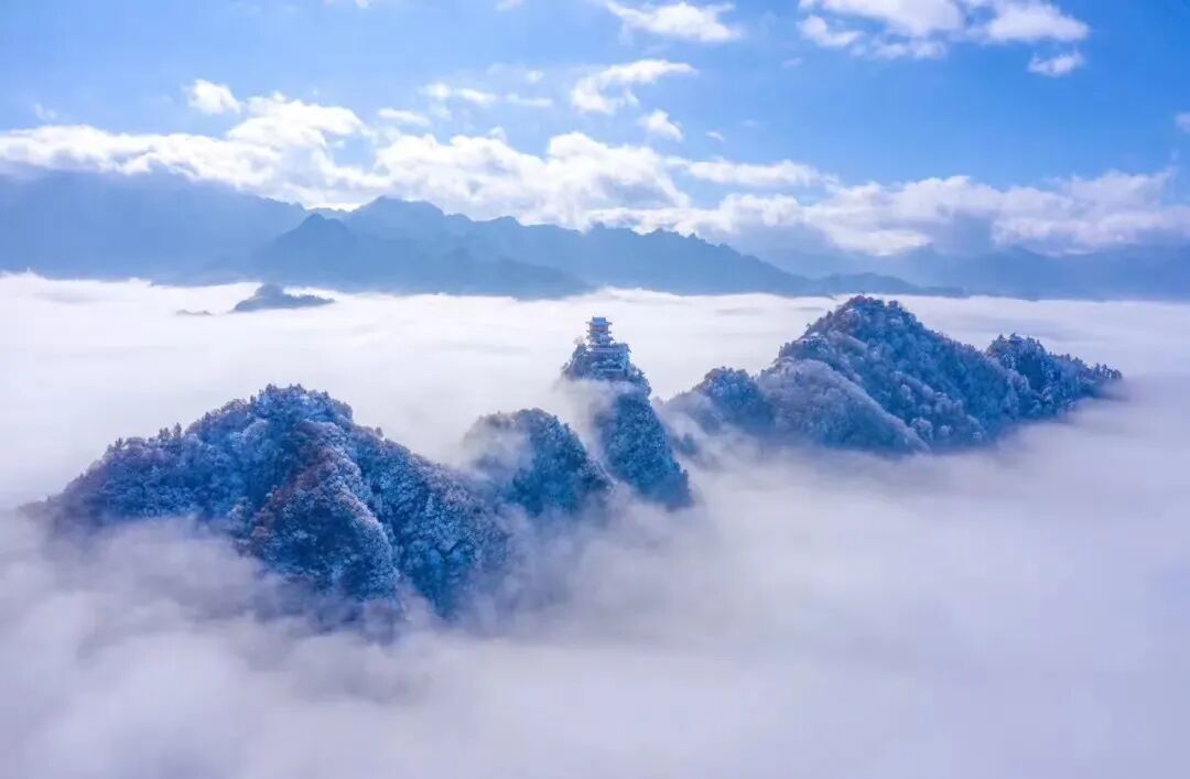 秦岭终南山初雪后美如画：四面悬空的楼阁再现“仙都云宫”！__财经头条