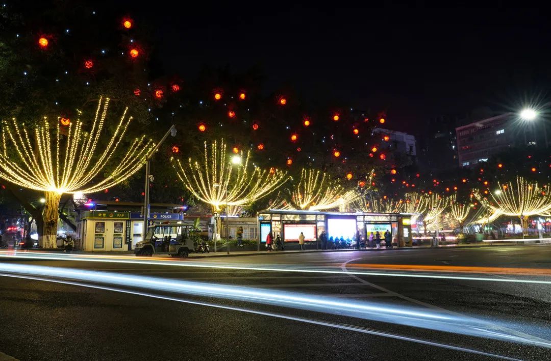 2023年12月23日晚,在重慶市北碚區作乎廣場,迎春燈飾全面亮燈.