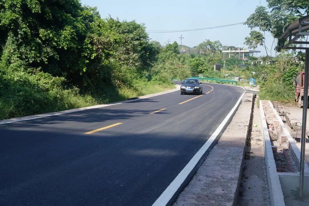 工程按照二级公路技术标准设计速度每小时40千米双向两车道,路基宽度