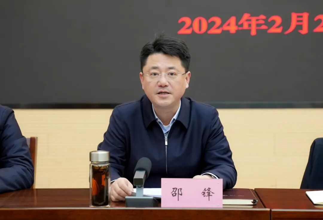 县领导葛峰,蔡东,姜红波,陈晓莉,施正泉,储开林,陆声耀,葛明参加会议.