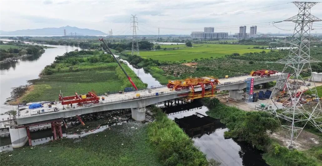 漳汕高铁潮汕韩江特大桥跨黄厝草溪连续梁顺利合龙。