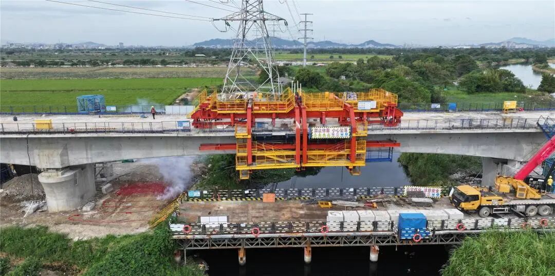 漳汕高铁潮汕韩江特大桥跨黄厝草溪连续梁顺利合龙。