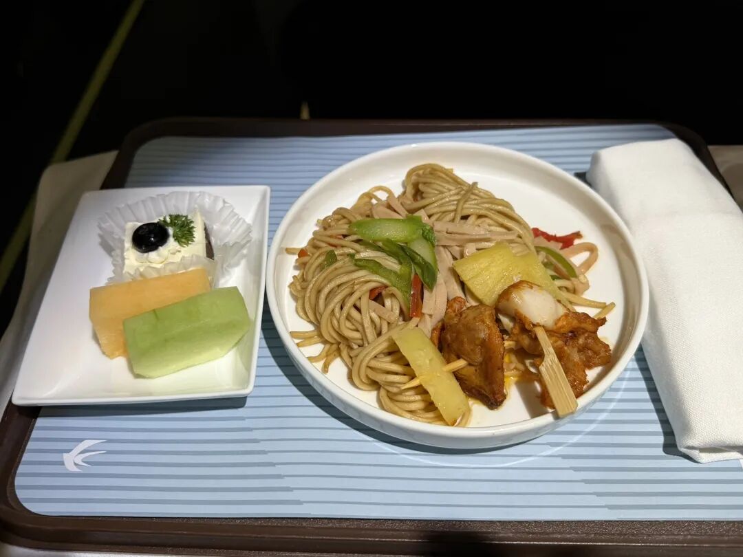 东航A330滑滑梯商务舱体验反差大 SHA国际休息室几乎包场不加价