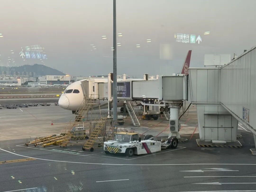 深圳飞上海吉祥航空B787-9商务舱体验 Bulkhead座位脚垫宽敞 1800元现金票