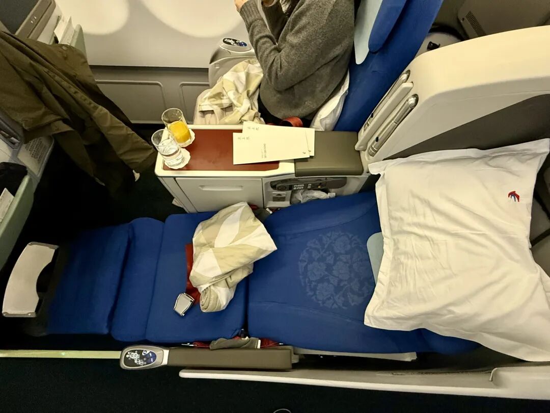 东航A330滑滑梯商务舱体验反差大 SHA国际休息室几乎包场不加价