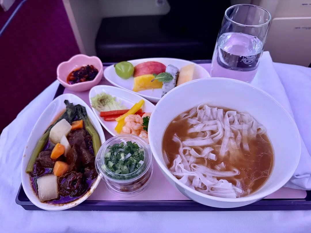深圳飞上海吉祥航空B787-9商务舱体验 Bulkhead座位脚垫宽敞 1800元现金票