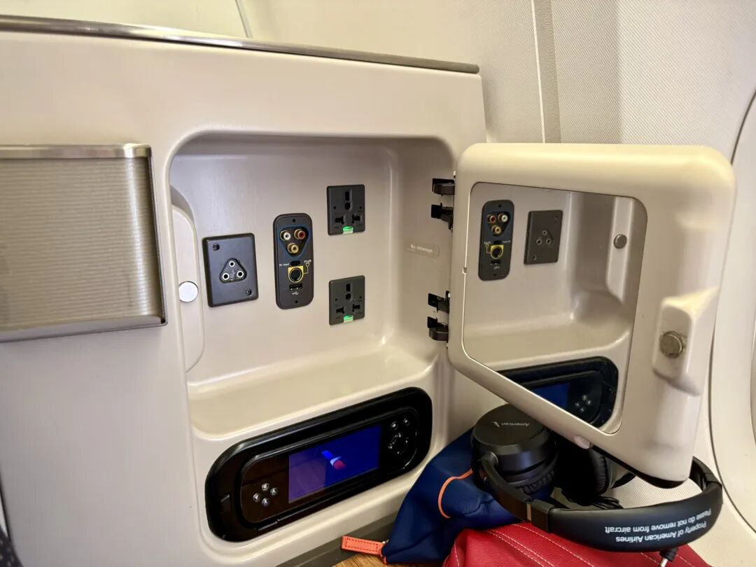 美国航空777真头等舱11月停售 110K里程末班车体验