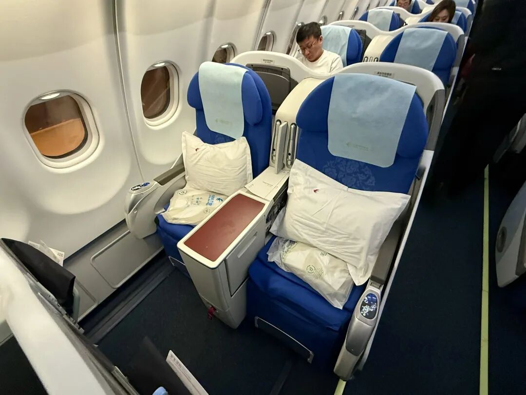 东航A330滑滑梯商务舱体验反差大 SHA国际休息室几乎包场不加价