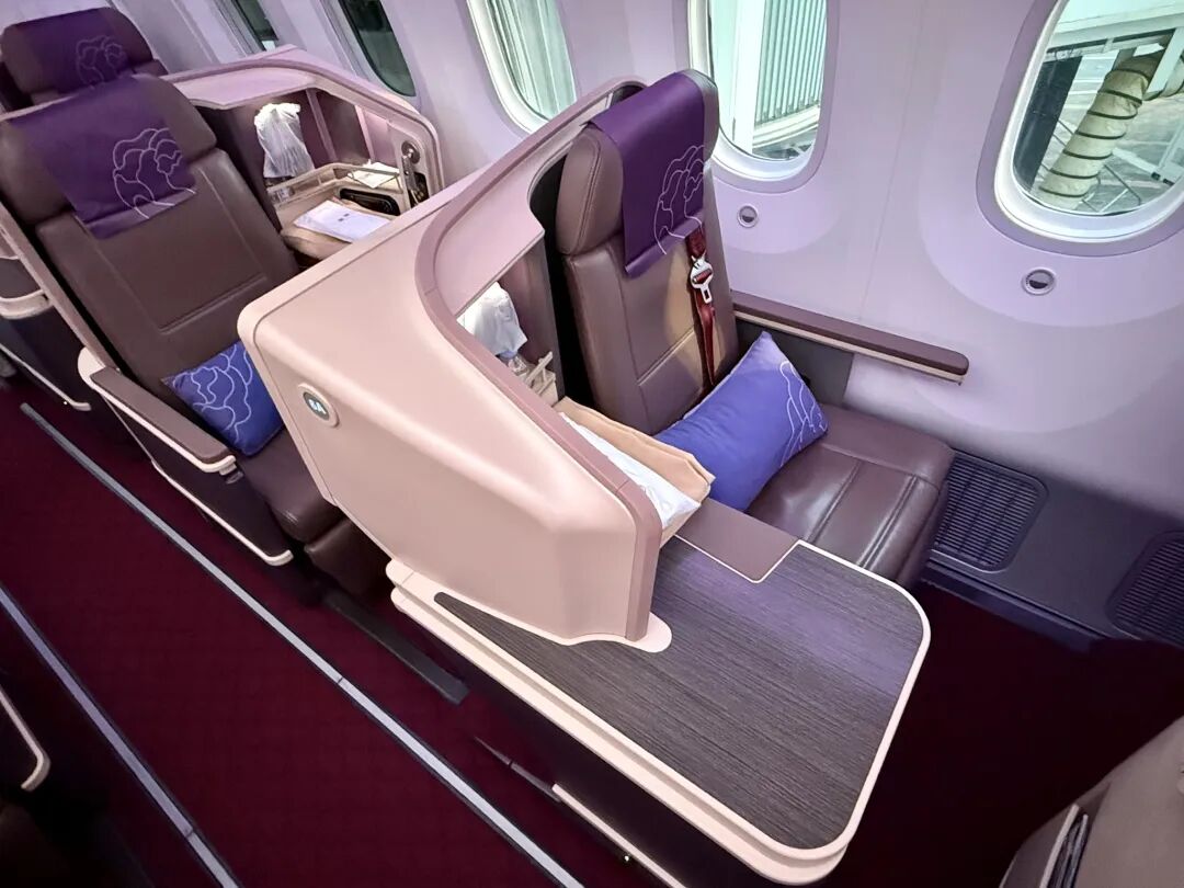 深圳飞上海吉祥航空B787-9商务舱体验 Bulkhead座位脚垫宽敞 1800元现金票