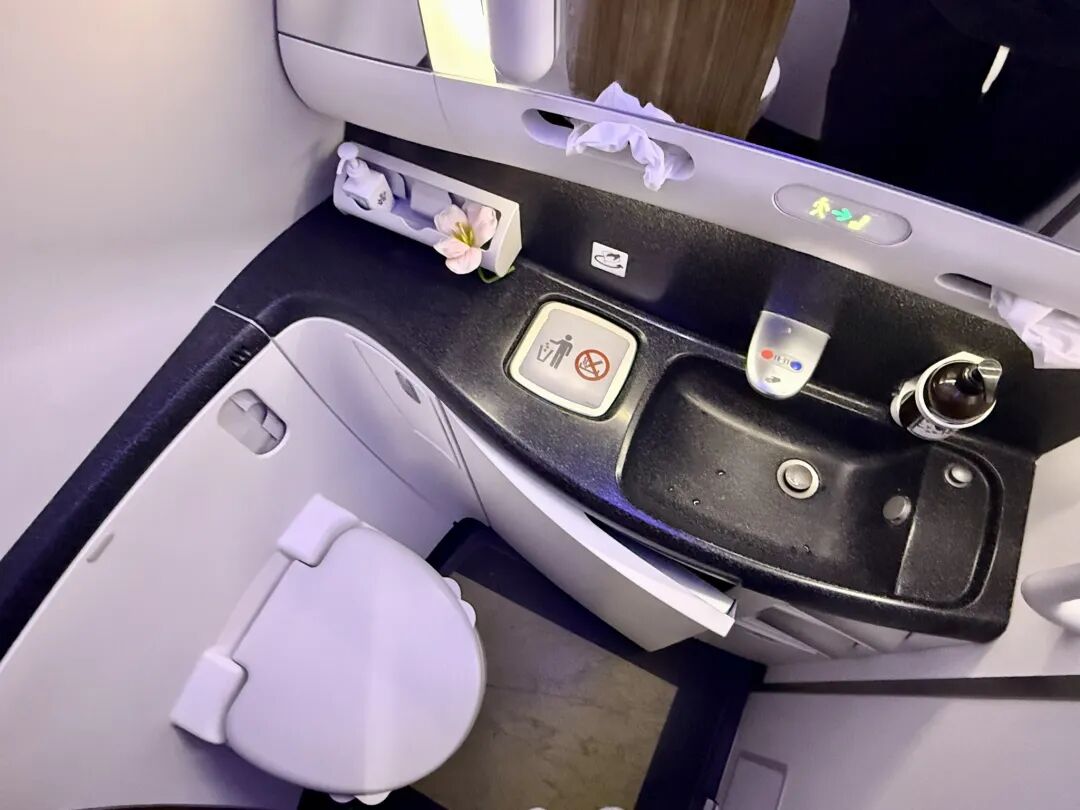 深圳飞上海吉祥航空B787-9商务舱体验 Bulkhead座位脚垫宽敞 1800元现金票
