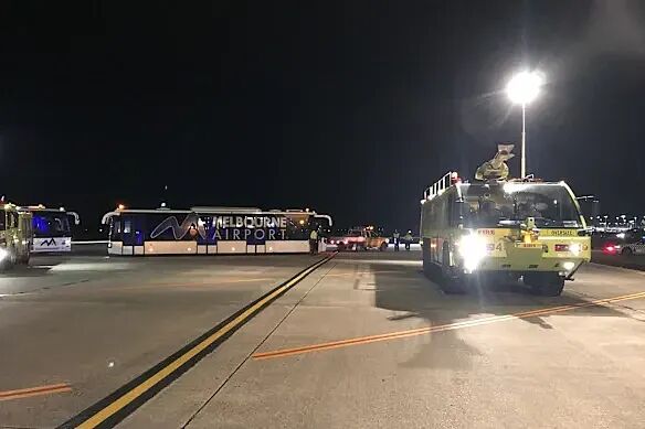 连闯两道围栏！男子试图走上墨尔本机场跑道，澳航客机紧急中止降落（图） - 1