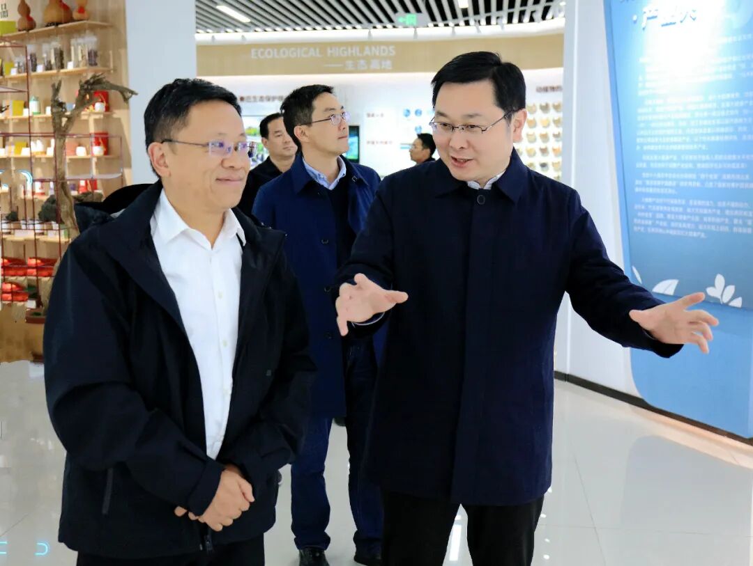 嵊州市委书记裘建勇来竹溪考察调研许庆一陪同