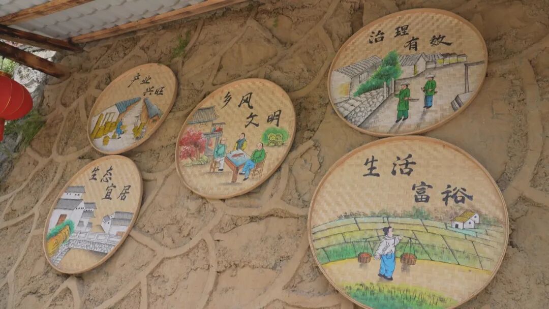 长约二十米的农耕文化墙是该村的地标,这里既展示了传统的农耕文化,也