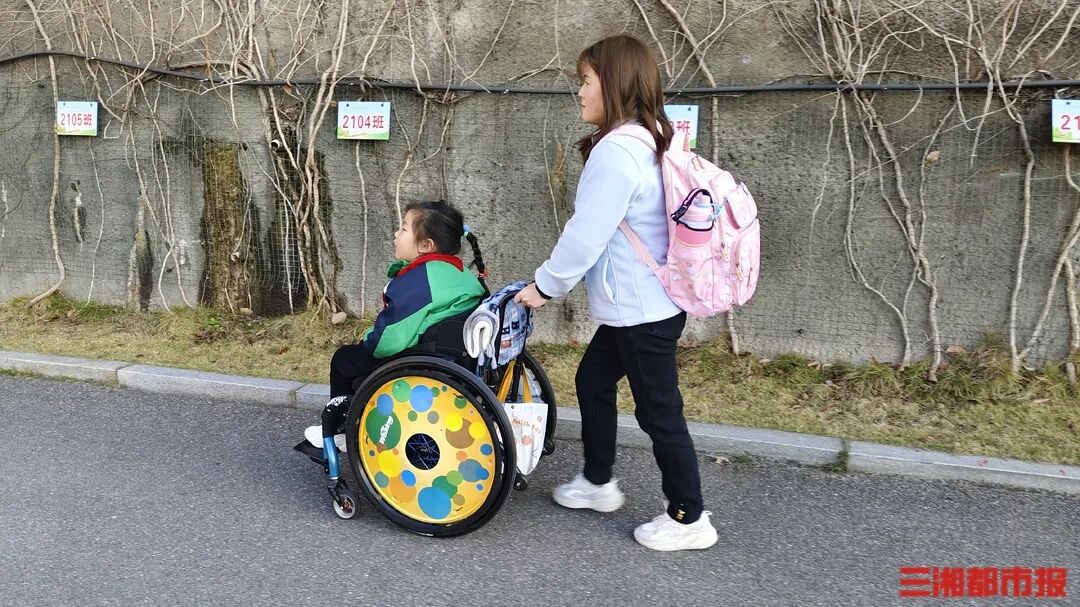 7岁女孩患罕见病无法站立，师生“帮帮团”：我们来做你的腿