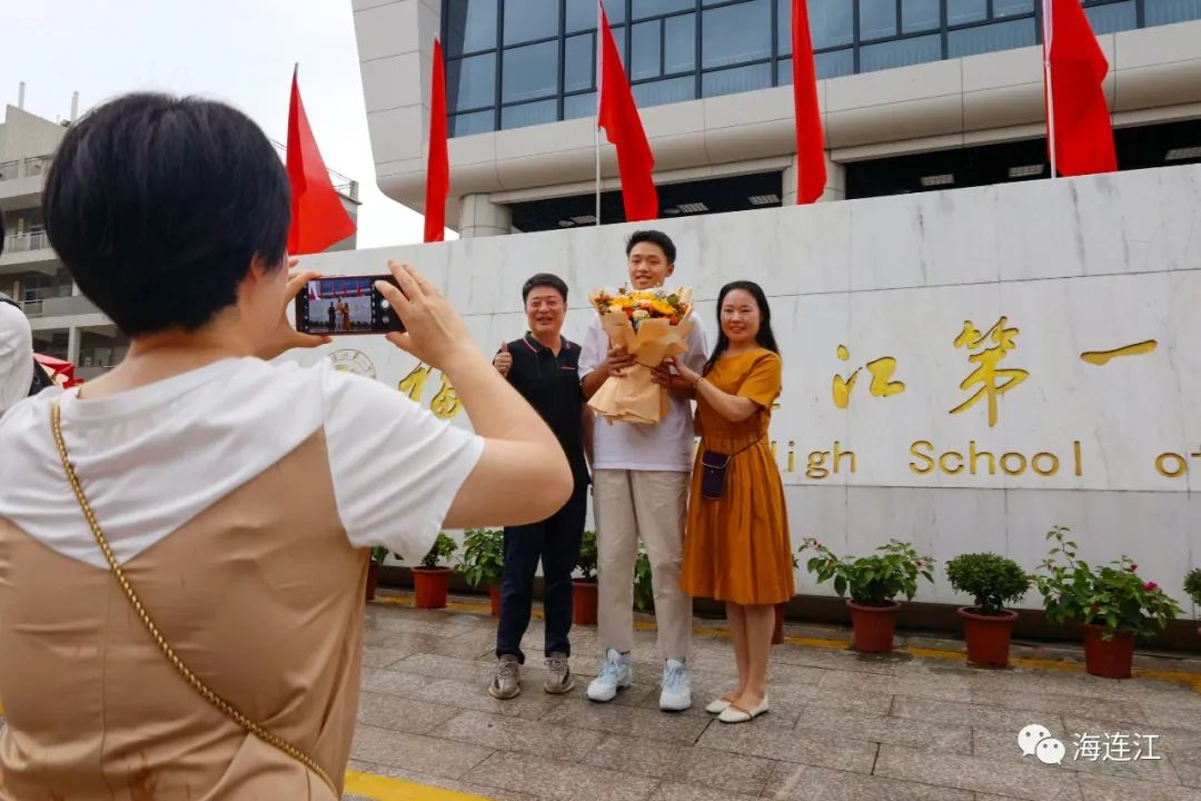 高考落幕!实拍连江考场外的这一幕幕...... 高考落幕!实拍连江考场外的这一幕幕......