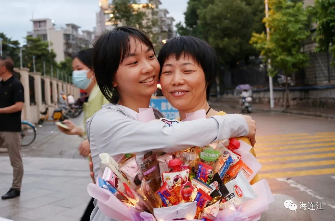 高考落幕!实拍连江考场外的这一幕幕...... 高考落幕!实拍连江考场外的这一幕幕......