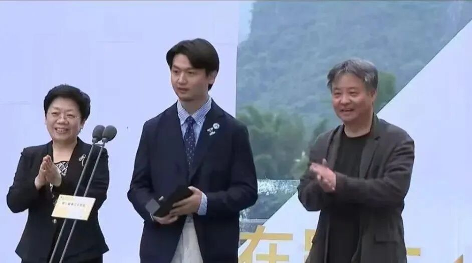 双语新闻：“越过山丘，却发现无人等候……”这段获奖感言，刷屏了！