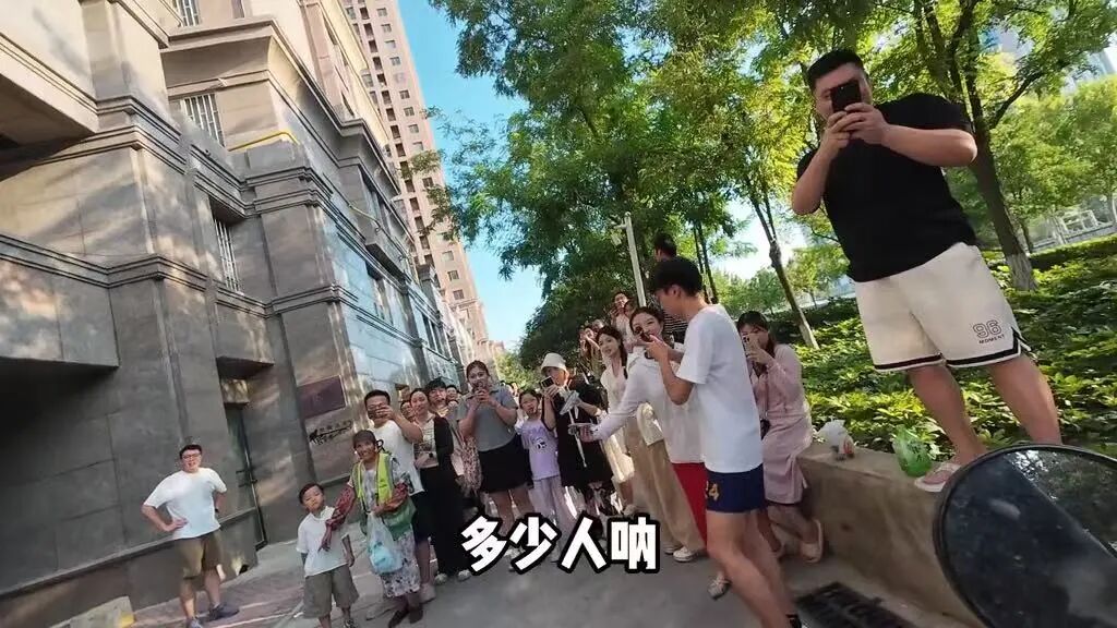 双语新闻：95后硕士摆摊卖“酷炫烧饼”火了？网友：当学历遇上创意