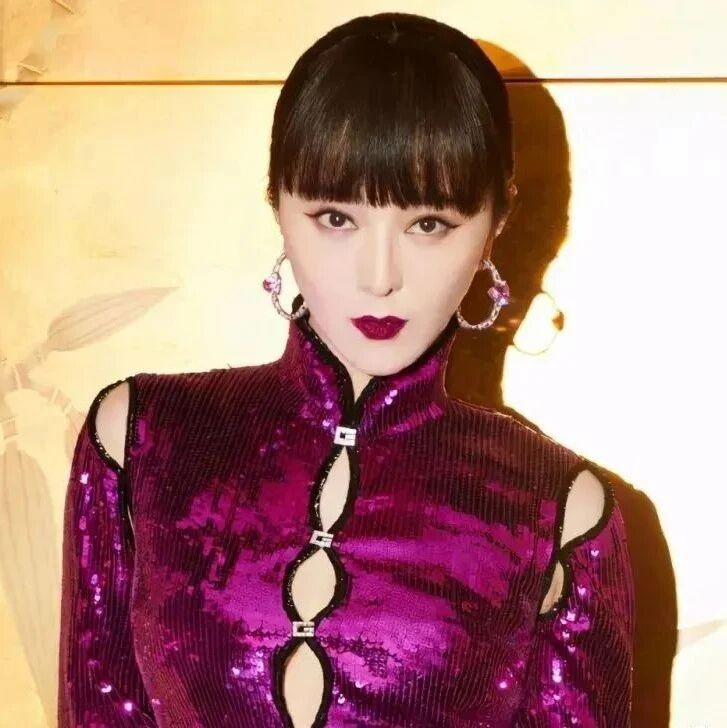 范冰冰深夜现身妇儿医院，穿着简单宽松，肚子也太抢镜了