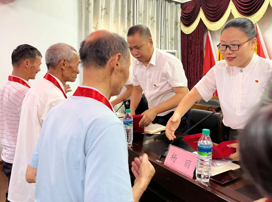 大坪乡召开"光荣在党50年"纪念章颁发仪式 | 南康区