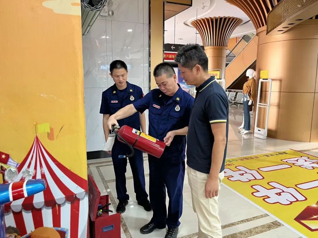 书记黄学波带领镇专职消防队深入辖区大型综合体和人员密集场所开展节