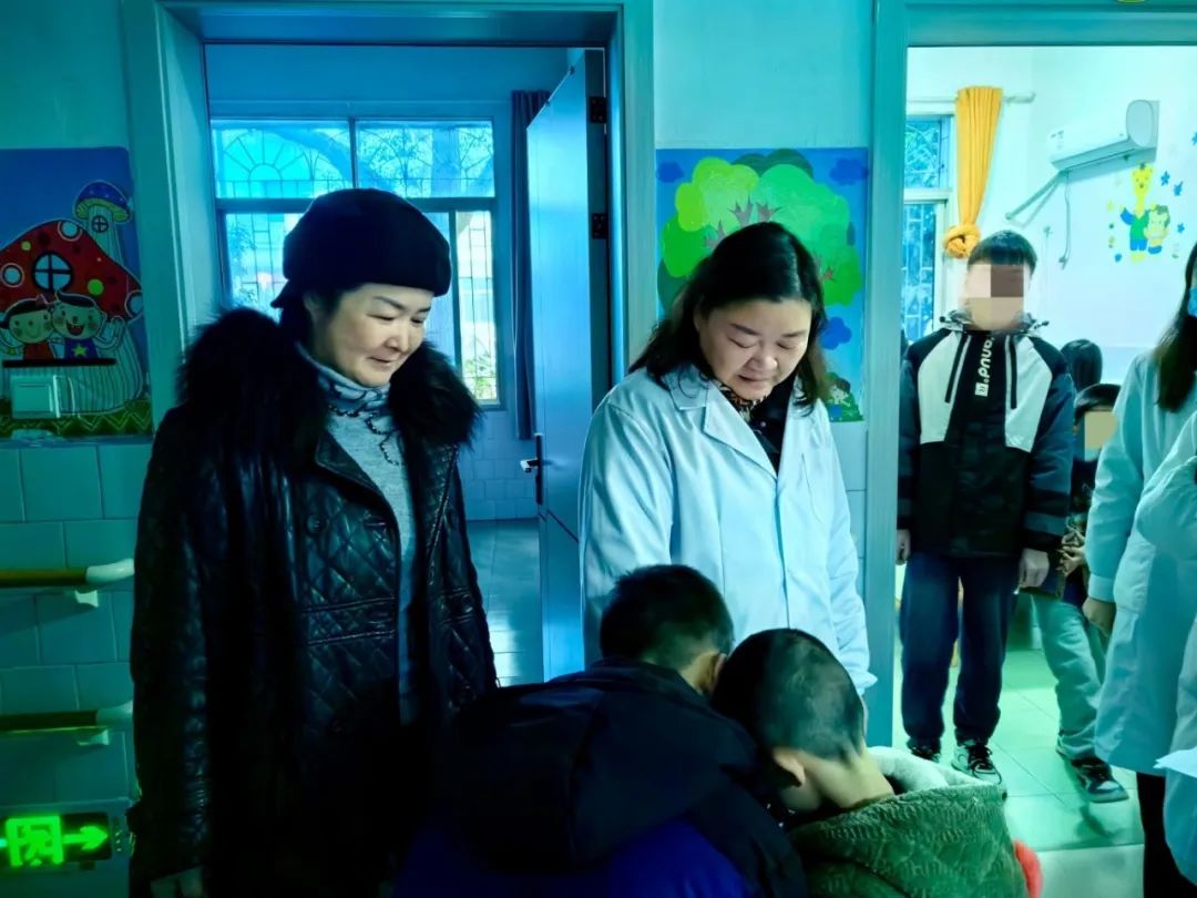 关心折翼天使 人间充满爱意—记内科第三党支部特殊党日活动_邵阳头条网