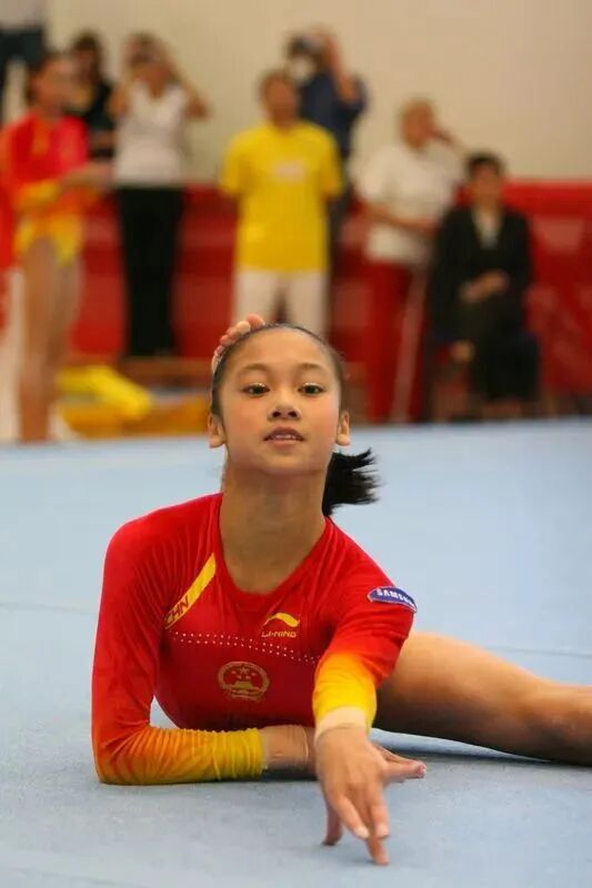 昔日世界体操冠军做“擦边网红”？奥运冠军怒斥后，她在直播中鞠躬道歉