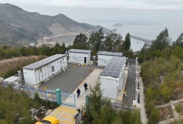 在福建省宁德市霞浦县海岛乡拍摄的微电网工程（2026年1月26日摄，无人机照片）。新华社记者 林善传 摄