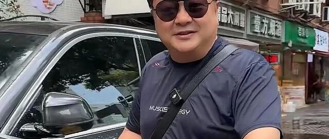 洪剑涛武汉吃小龙虾 服务员热情帮他剥虾 网友:明星就是不一样