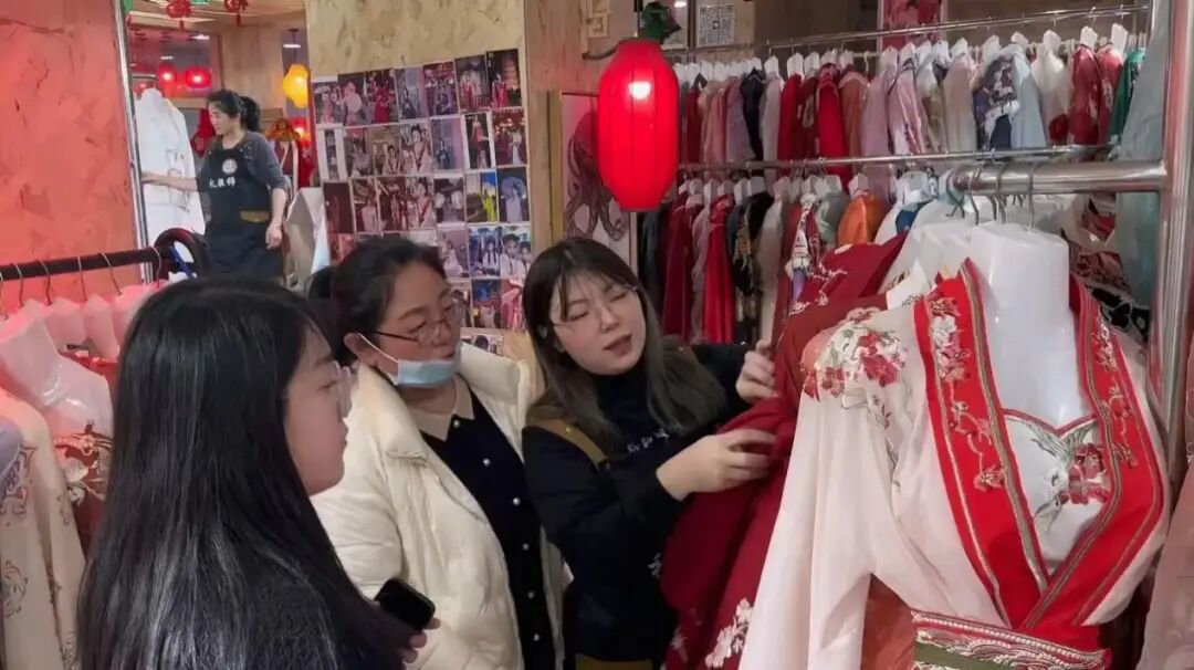 双语新闻：“95后”女孩开汉服体验馆“爆改”中外游客！网友：让汉服走向世界！