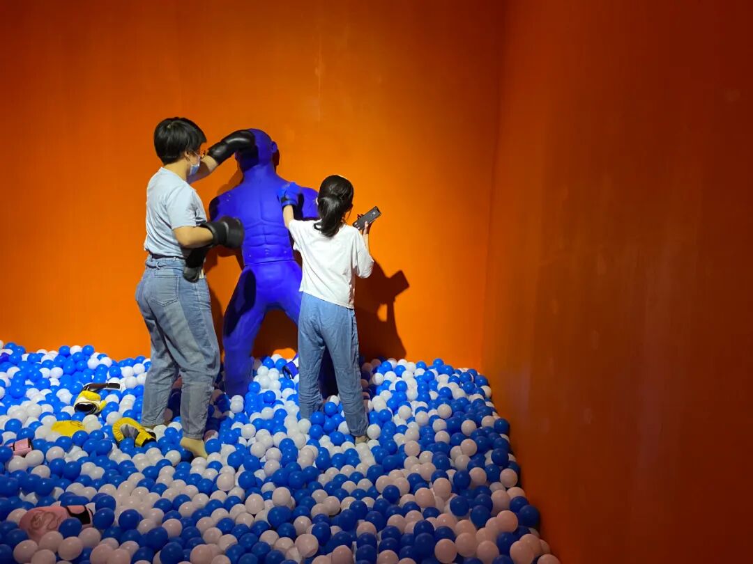 用年轻人的压力赚钱解压馆是门好生意吗