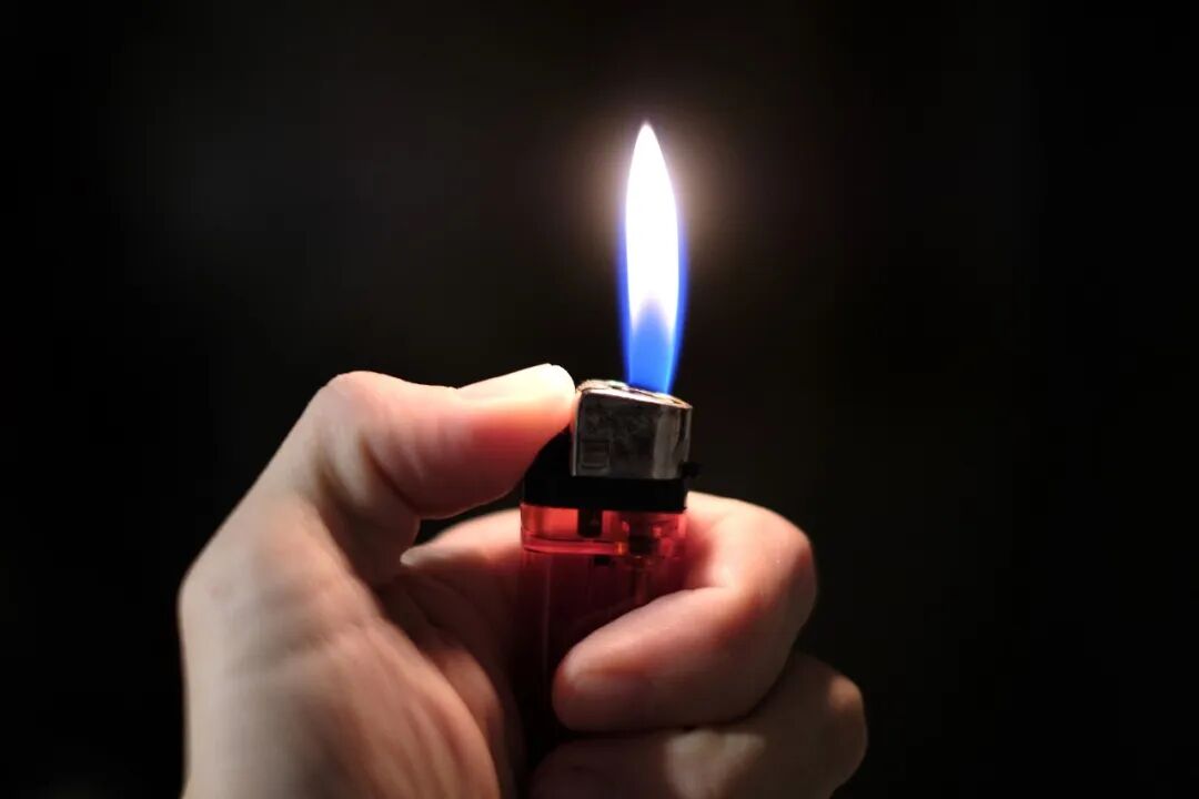 央视曝光学生吸食打火机成瘾！18岁少年全身90%烧伤