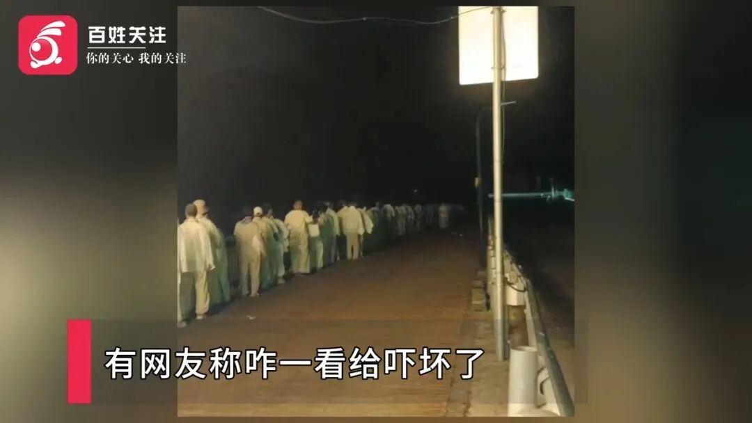 广州50多人凌晨穿白衣列队街头行走